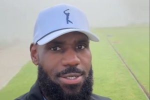 雾蒙蒙一片️詹姆斯晒在打高尔夫时遇到大雾天气：这太疯狂了