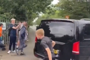 可怕伊萨克离开纽卡基地时遭球迷谩骂侮辱，有人试图砸碎车窗